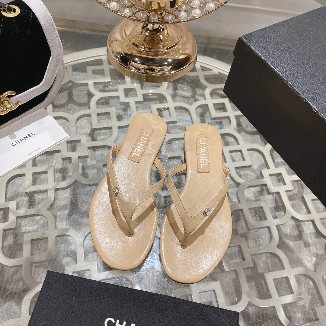 👟👟Ex-factory price 400👟👟 Women's shoes, women's clothing, Chanel Xiaoxiang black flip-flop slippers, simple, high-end and elegant ~ full of small fragrance ~ very light on the feet ~ soft, comfortable and not stiff ~ not abrasive at all ~ great foot feel ~ daily travel in summer ~ home vacation ~ easy to hod for various occasions ~ of course it must be beautiful in summer... ⇢✈ Upper: Original 1:1 exclusive customized space cloth/sheepskin ⇢✈Outsole: original 1:1 exclusive molded genuine leather sole imported from Italy ⇢✈𝐒𝐈𝐙𝐄: 35-41 ⚠️Difference in market currency ~ high-end quality is definitely different‼ ️